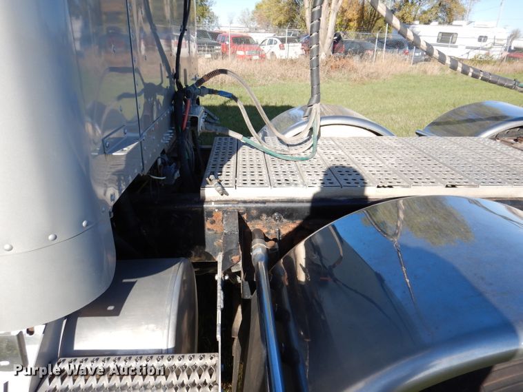 image for item KY9714 2001 Freightliner FLD132XL Classic  semi truck