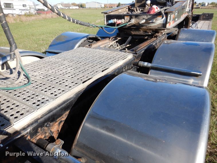 image for item KY9714 2001 Freightliner FLD132XL Classic  semi truck