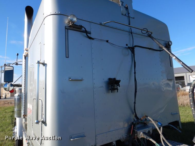 image for item KY9714 2001 Freightliner FLD132XL Classic  semi truck