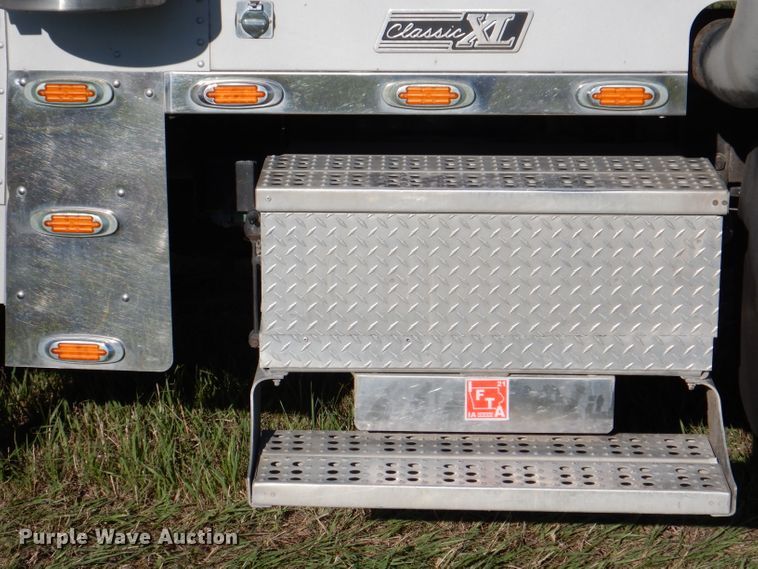 image for item KY9714 2001 Freightliner FLD132XL Classic  semi truck