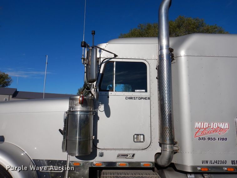 image for item KY9714 2001 Freightliner FLD132XL Classic  semi truck