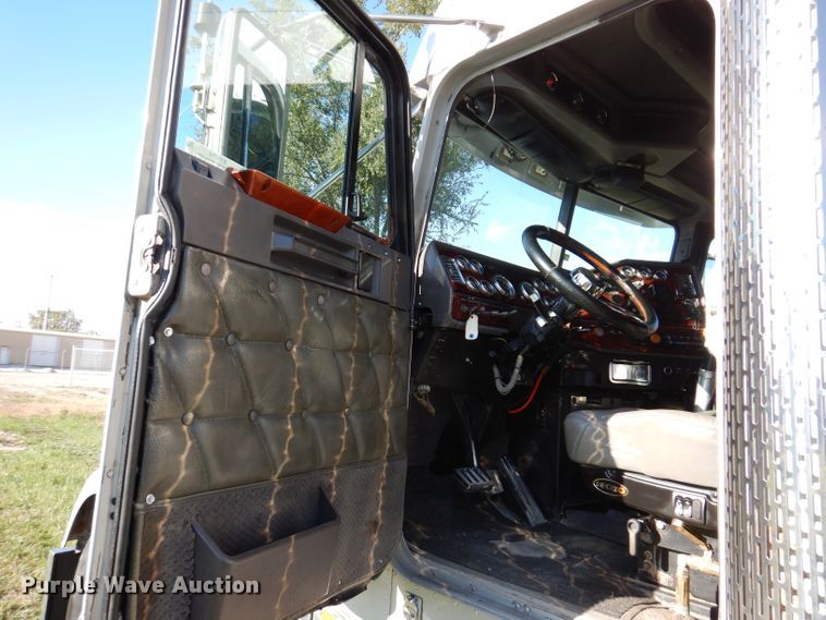 image for item KY9714 2001 Freightliner FLD132XL Classic  semi truck