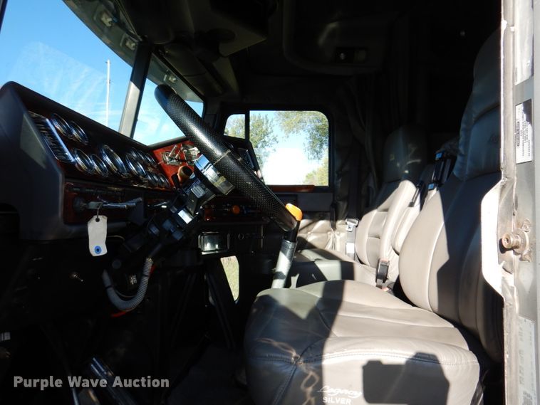 image for item KY9714 2001 Freightliner FLD132XL Classic  semi truck