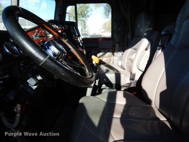 image for item KY9714 2001 Freightliner FLD132XL Classic  semi truck