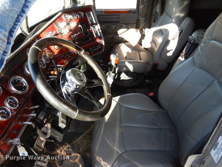 image for item KY9714 2001 Freightliner FLD132XL Classic  semi truck