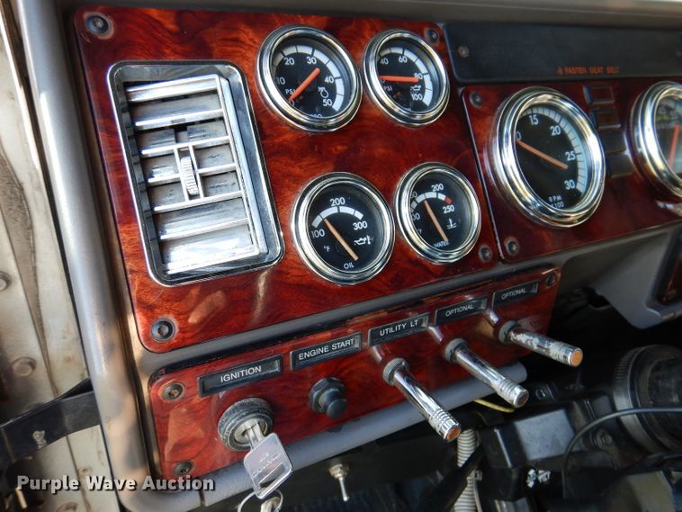 image for item KY9714 2001 Freightliner FLD132XL Classic  semi truck