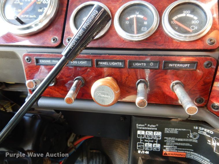 image for item KY9714 2001 Freightliner FLD132XL Classic  semi truck