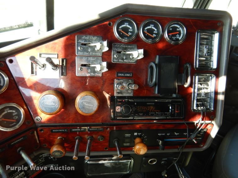 image for item KY9714 2001 Freightliner FLD132XL Classic  semi truck