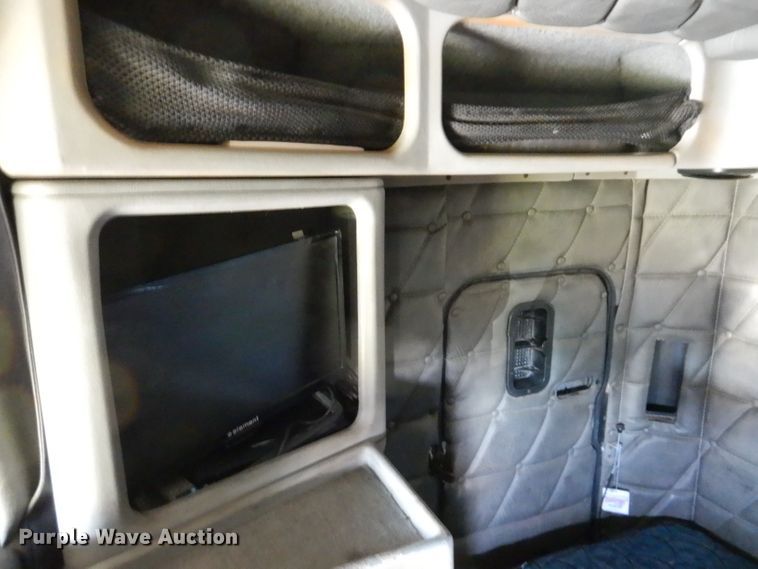 image for item KY9714 2001 Freightliner FLD132XL Classic  semi truck