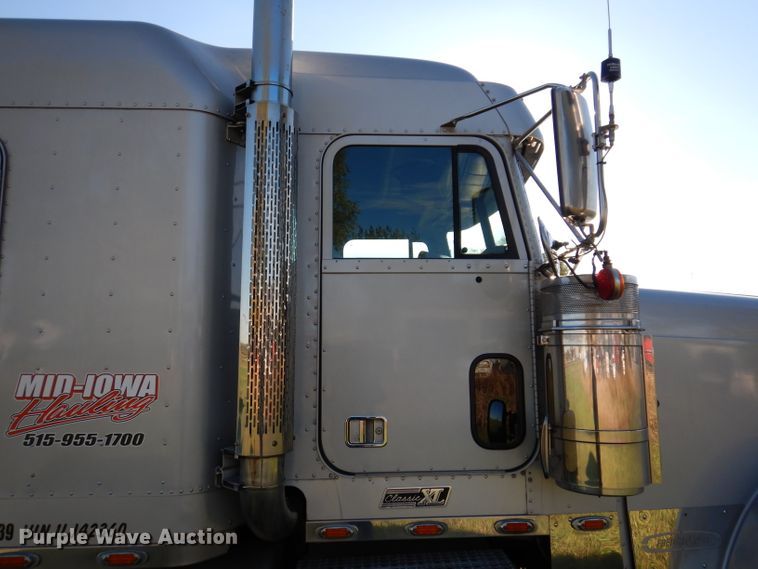 image for item KY9714 2001 Freightliner FLD132XL Classic  semi truck