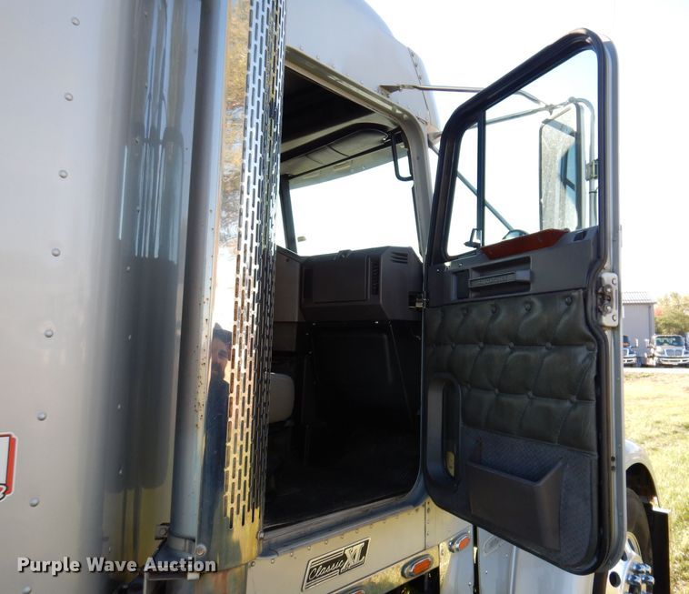 image for item KY9714 2001 Freightliner FLD132XL Classic  semi truck