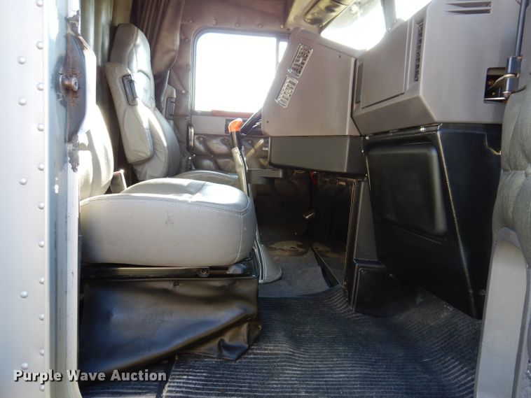 image for item KY9714 2001 Freightliner FLD132XL Classic  semi truck