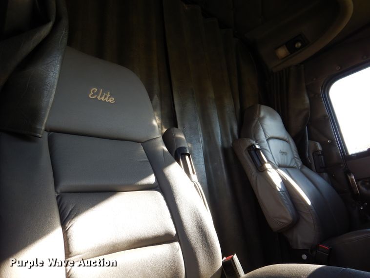 image for item KY9714 2001 Freightliner FLD132XL Classic  semi truck