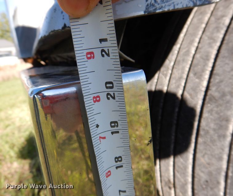 image for item KY9714 2001 Freightliner FLD132XL Classic  semi truck