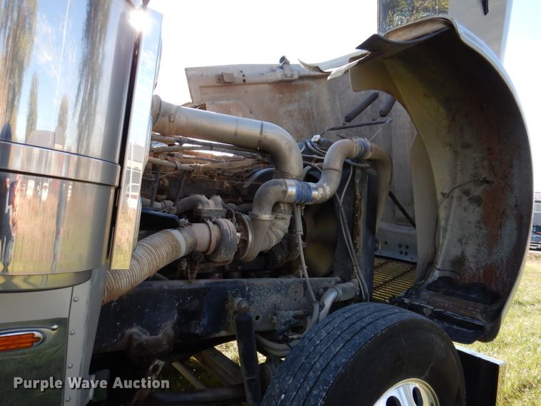 image for item KY9714 2001 Freightliner FLD132XL Classic  semi truck