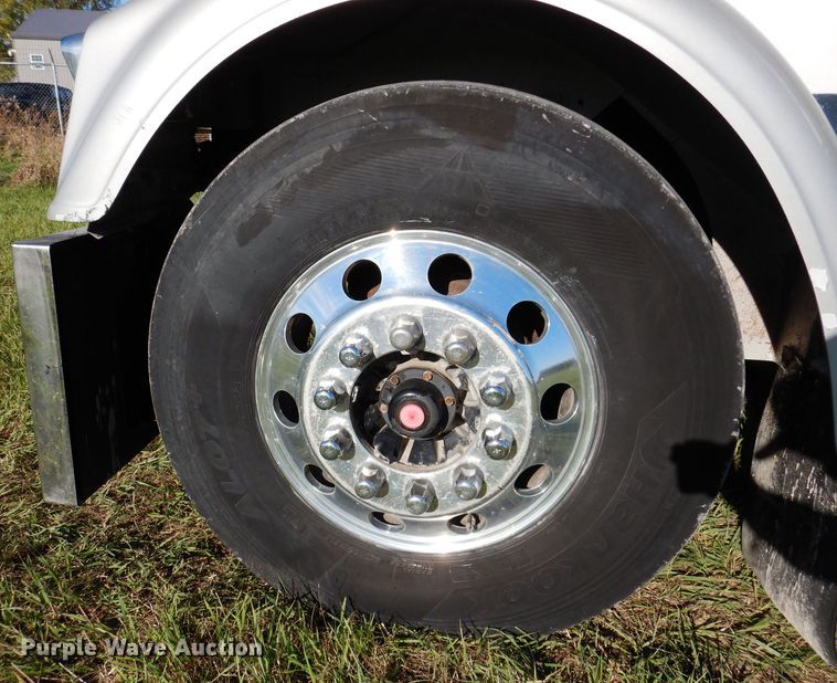 image for item KY9714 2001 Freightliner FLD132XL Classic  semi truck