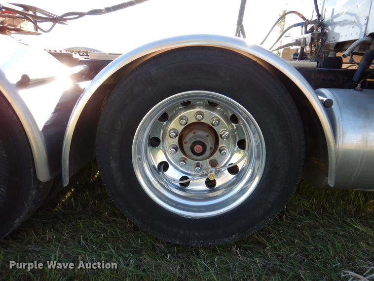 image for item KY9714 2001 Freightliner FLD132XL Classic  semi truck