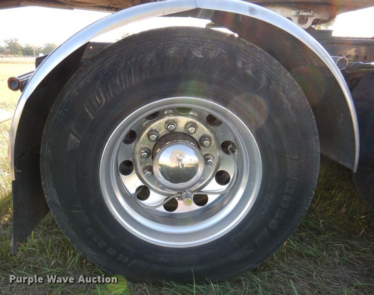 image for item KY9714 2001 Freightliner FLD132XL Classic  semi truck