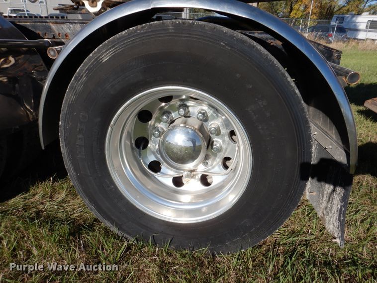 image for item KY9714 2001 Freightliner FLD132XL Classic  semi truck