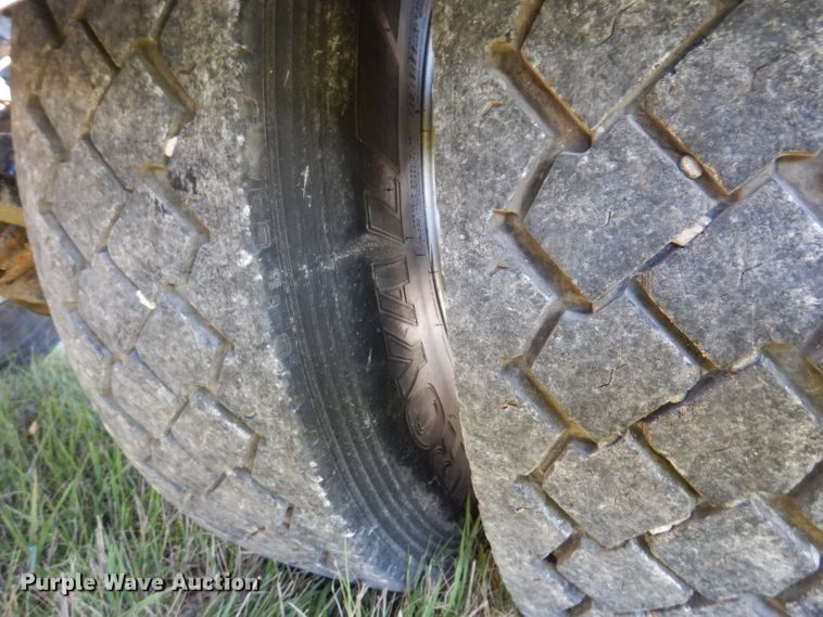 image for item KY9714 2001 Freightliner FLD132XL Classic  semi truck