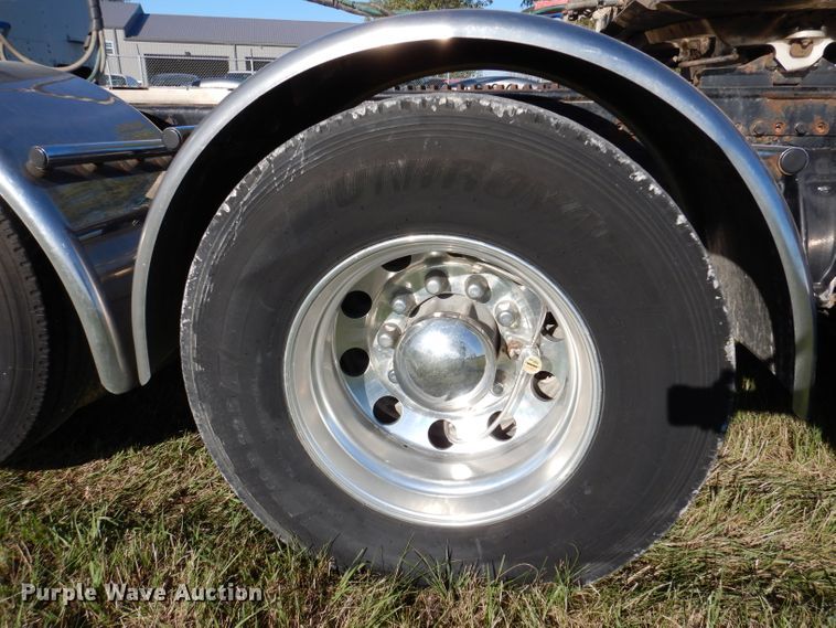 image for item KY9714 2001 Freightliner FLD132XL Classic  semi truck