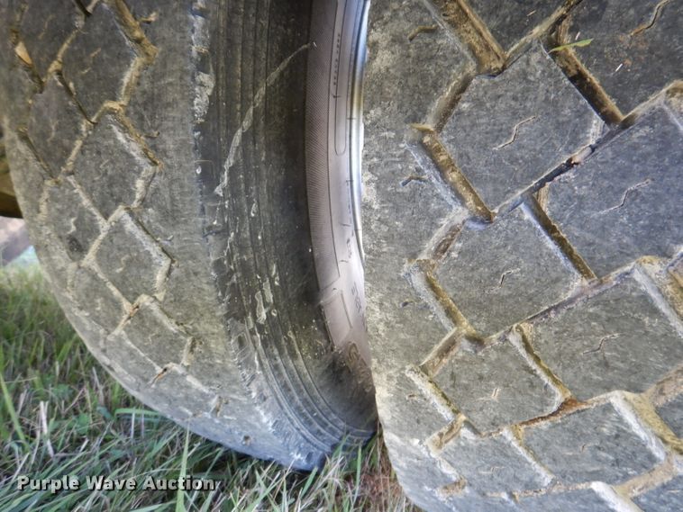 image for item KY9714 2001 Freightliner FLD132XL Classic  semi truck