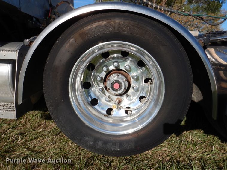 image for item KY9714 2001 Freightliner FLD132XL Classic  semi truck