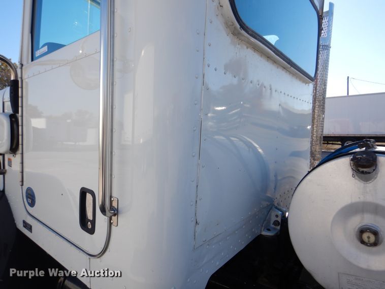 image for item L1395 2012 Peterbilt 365  semi truck
