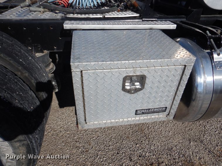 image for item L1395 2012 Peterbilt 365  semi truck