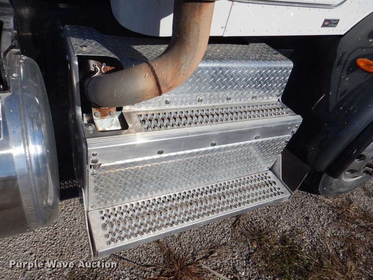 image for item L1395 2012 Peterbilt 365  semi truck