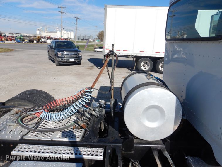 image for item L1395 2012 Peterbilt 365  semi truck