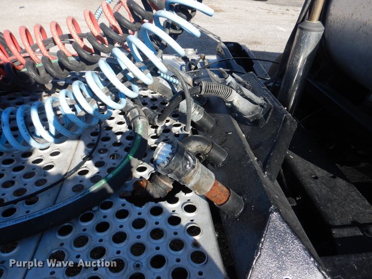 image for item L1395 2012 Peterbilt 365  semi truck