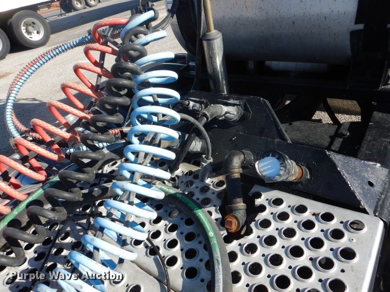 image for item L1395 2012 Peterbilt 365  semi truck