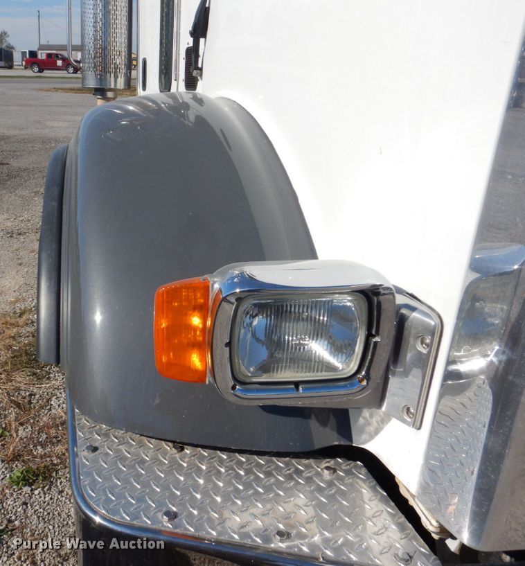 image for item L1395 2012 Peterbilt 365  semi truck