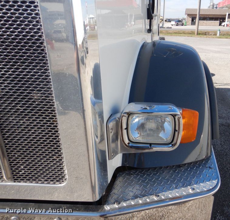 image for item L1395 2012 Peterbilt 365  semi truck