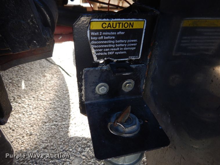 image for item L1395 2012 Peterbilt 365  semi truck