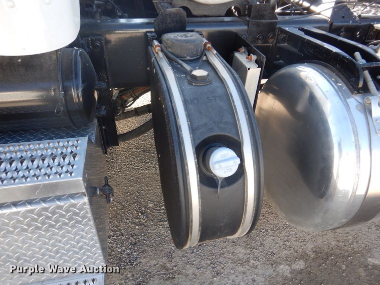 image for item L1395 2012 Peterbilt 365  semi truck