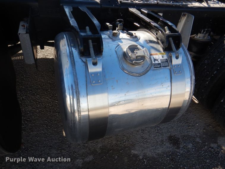 image for item L1395 2012 Peterbilt 365  semi truck