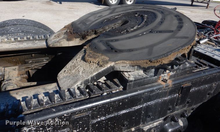 image for item L1395 2012 Peterbilt 365  semi truck