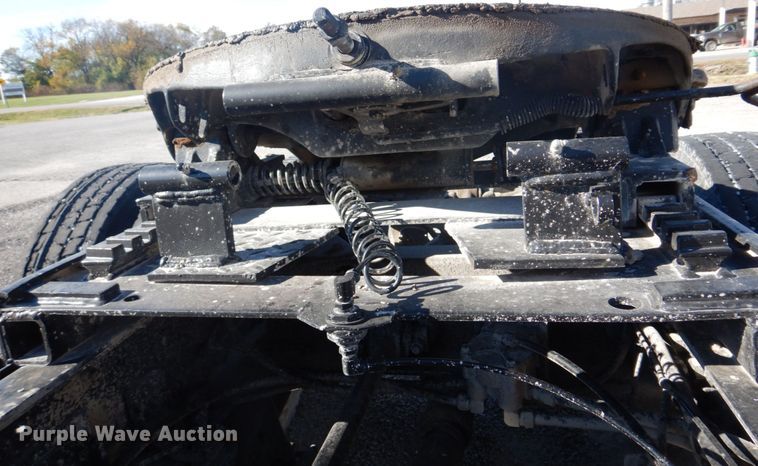 image for item L1395 2012 Peterbilt 365  semi truck