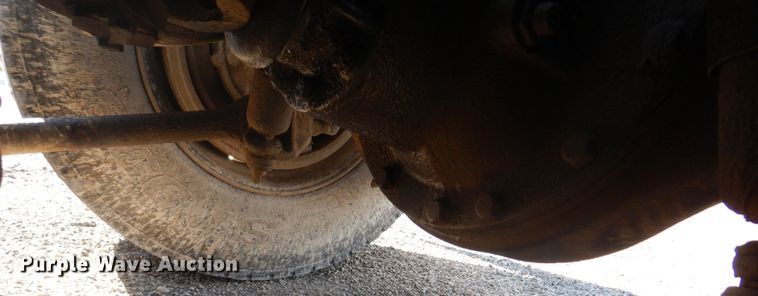 image for item L1395 2012 Peterbilt 365  semi truck