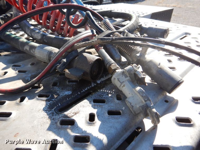 image for item L1395 2012 Peterbilt 365  semi truck