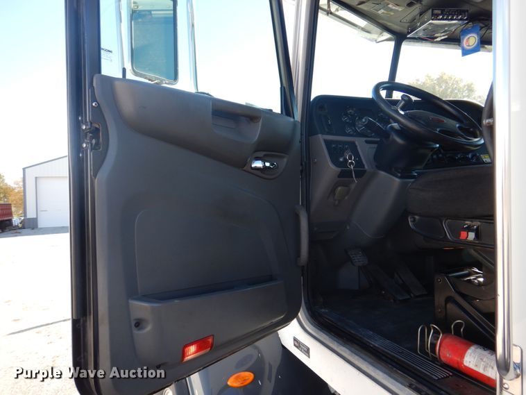 image for item L1395 2012 Peterbilt 365  semi truck