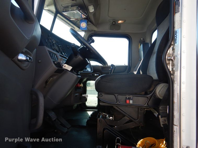 image for item L1395 2012 Peterbilt 365  semi truck