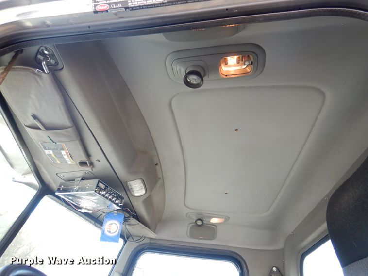 image for item L1395 2012 Peterbilt 365  semi truck