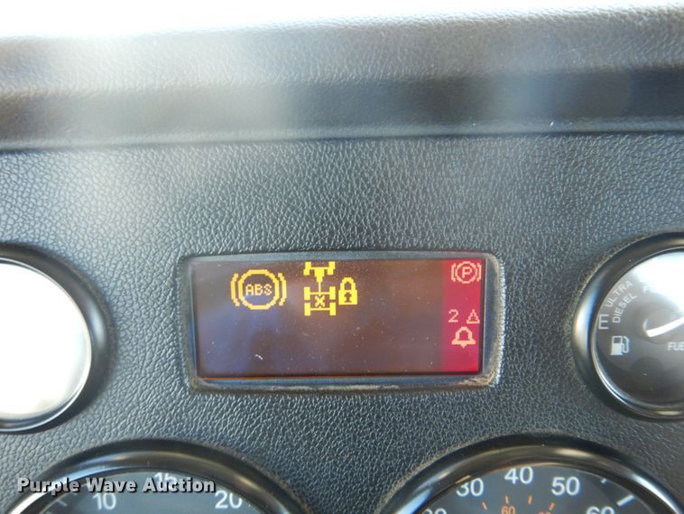 image for item L1395 2012 Peterbilt 365  semi truck