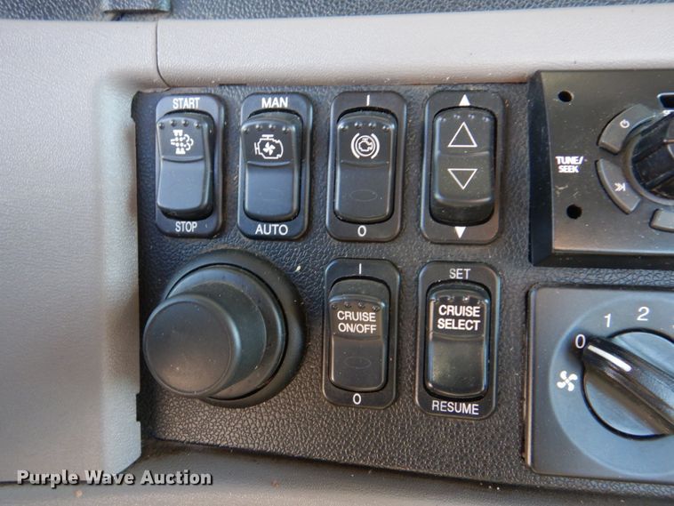 image for item L1395 2012 Peterbilt 365  semi truck