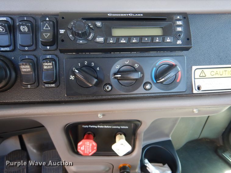 image for item L1395 2012 Peterbilt 365  semi truck