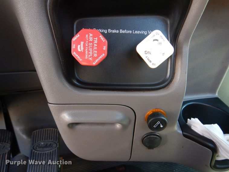 image for item L1395 2012 Peterbilt 365  semi truck