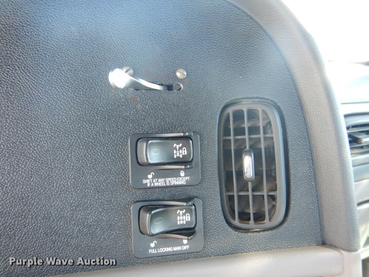 image for item L1395 2012 Peterbilt 365  semi truck